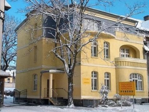 Pensjonat - Restauracja Zolty Domek Szczecinek Exterior photo