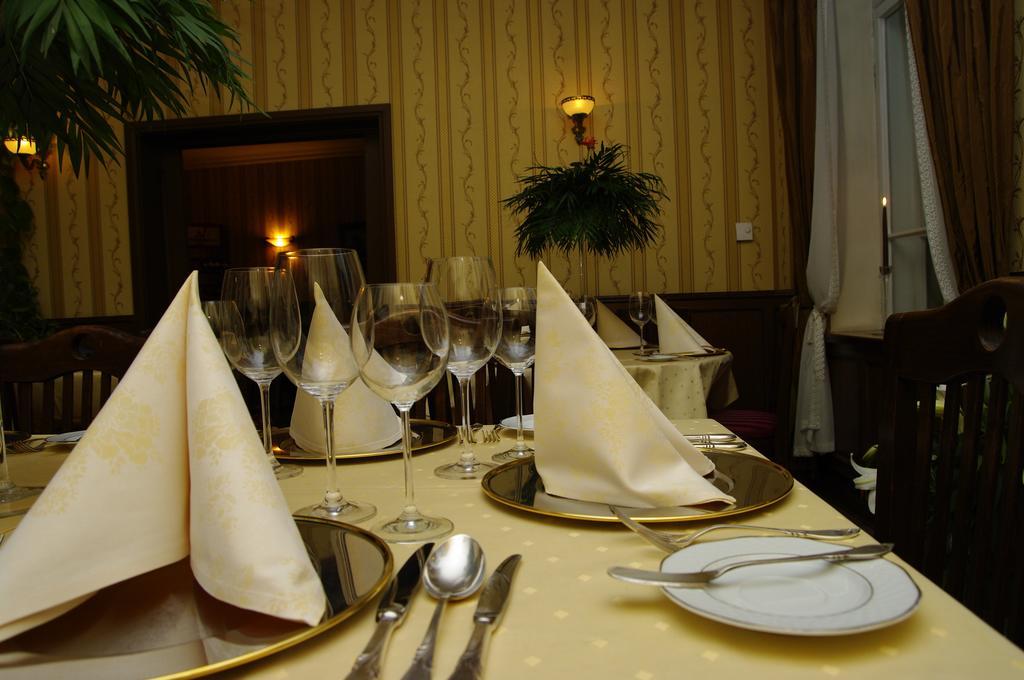 Pensjonat - Restauracja Zolty Domek Szczecinek Exterior photo